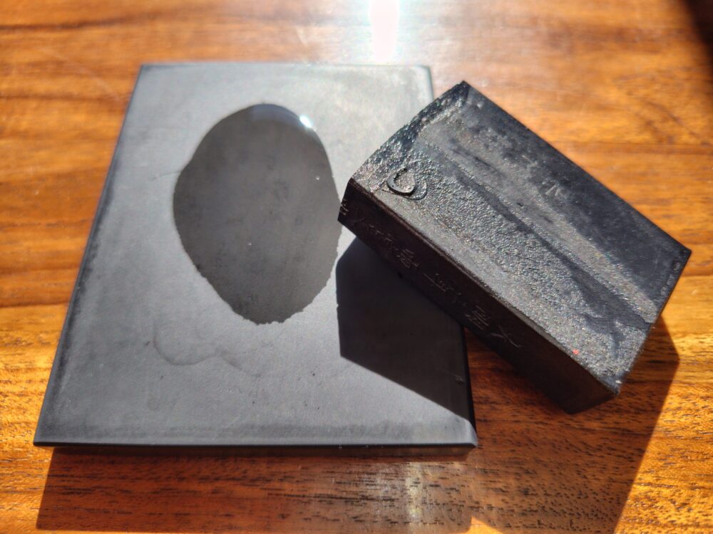 ☆墨は硯で、なぜ磨れる？｜硯で墨を磨る仕組み - 忠益軒